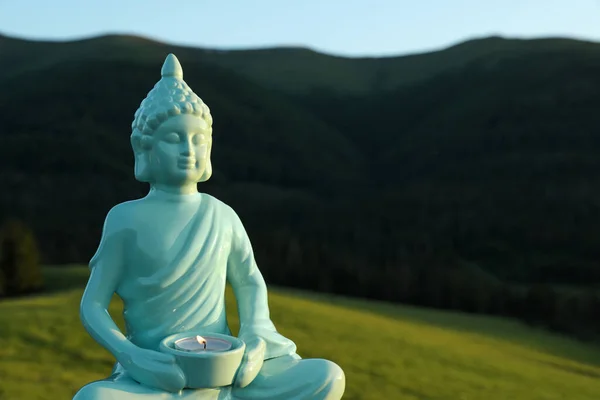 Dekoratív Buddha Szobor Égő Gyertyával Hegyekben Közelkép Szöveg Helye — Stock Fotó