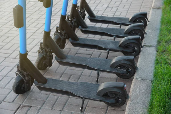 Molti Moderni Scooter Elettrici Parcheggiati Sul Marciapiede Servizio Noleggio — Foto Stock