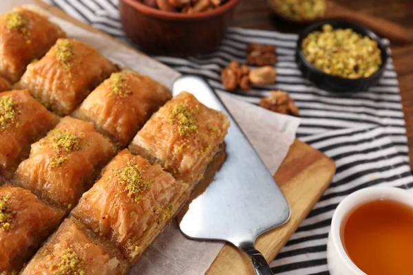 Fıstıklı tatlı baklava ve pasta servisi, yakın plan.