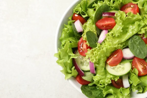 Deliciosa Salada Tigela Mesa Cinza Claro Close Espaço Para Texto — Fotografia de Stock