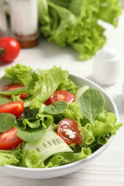 Deliciosa Salada Legumes Mesa Madeira Branca Close — Fotografia de Stock