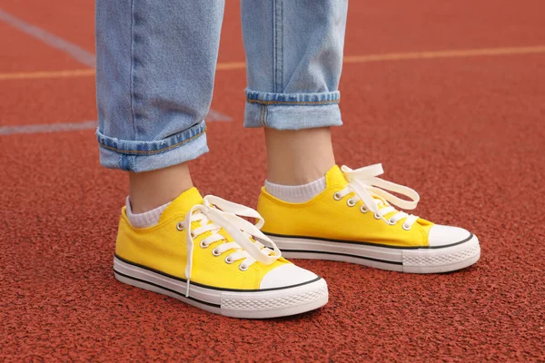 Mujer Con Zapatillas Amarillas Clásicas Vieja Escuela Cancha Aire Libre —  Fotos de Stock