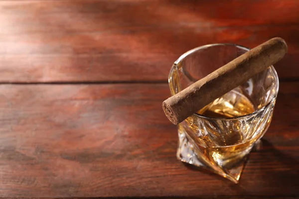 Glas Whiskey Und Zigarre Auf Holztisch Oben Blick Raum Für — Stockfoto
