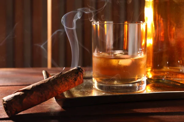 Tablett Mit Glimmender Zigarre Und Whiskey Auf Holztisch Nahaufnahme — Stockfoto