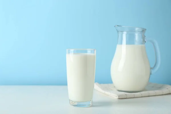 Sürahi Bir Bardak Taze Süt Açık Mavi Arka Planda Beyaz — Stok fotoğraf