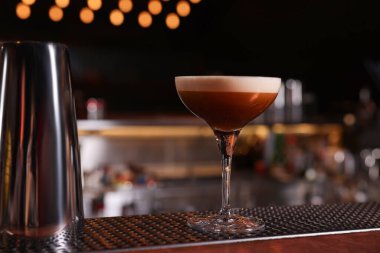 Bar tezgahında bir bardak nefis Espresso Martini. Alkolik kokteyl