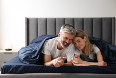 Evde yatakta sevimli olgun bir çift.