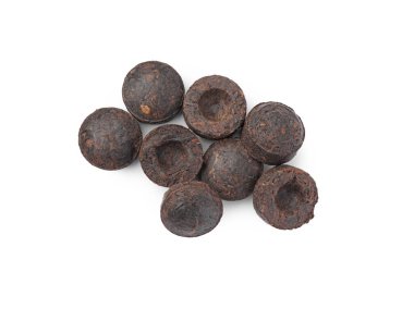 Pasta şekilli geleneksel Çin pu-erh çayı beyaza izole edilmiş, üst manzara