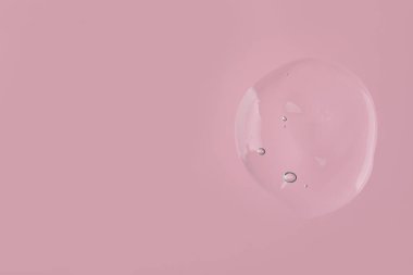 Pembe arka planda temizleyici jel örneği, üst görünümü metin için alan. Kozmetik ürünü