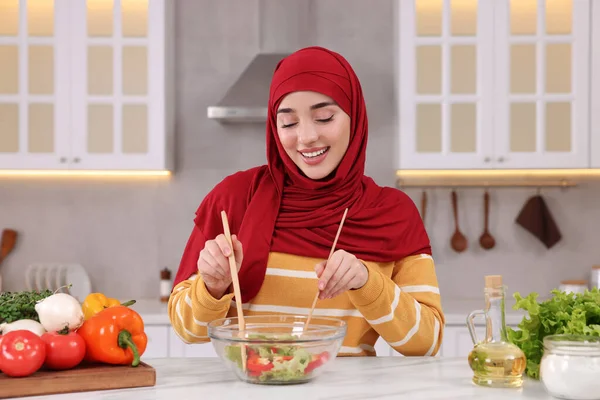 Muslim Woman Making Delicious Salad Vegetables White Table Kitchen — Stock Photo, Image