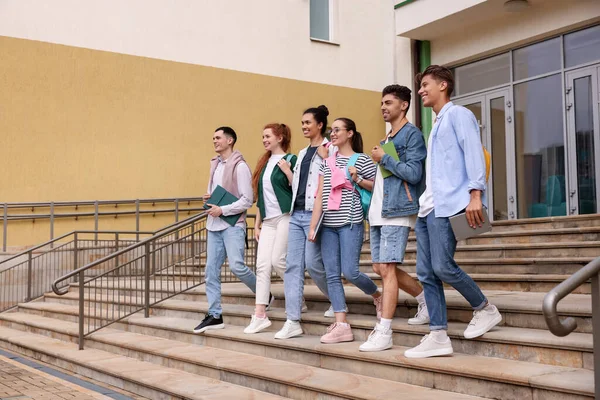 Ομάδα Χαρούμενων Νεαρών Μαθητών Που Κατεβαίνουν Τις Σκάλες Στην Ύπαιθρο — Φωτογραφία Αρχείου