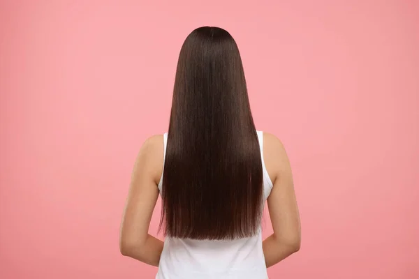 Жінка Здоровим Волоссям Після Лікування Рожевому Тлі Вид Ззаду — стокове фото