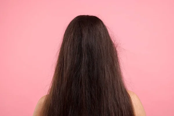 Жінка Пошкодженим Волоссям Перед Лікуванням Рожевому Тлі Вид Ззаду — стокове фото