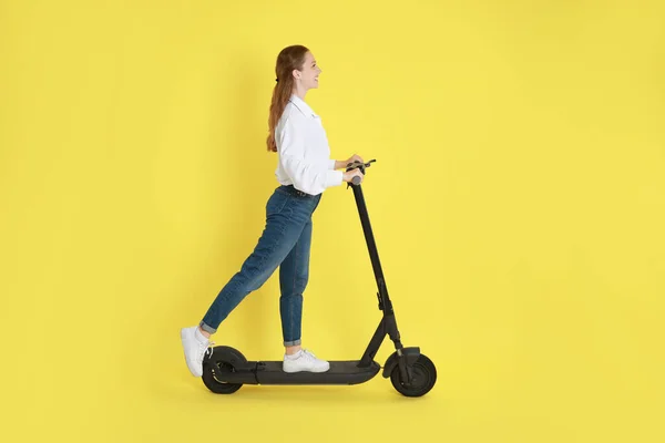 Glückliche Frau Fährt Modernen Elektro Tretroller Auf Gelbem Hintergrund — Stockfoto