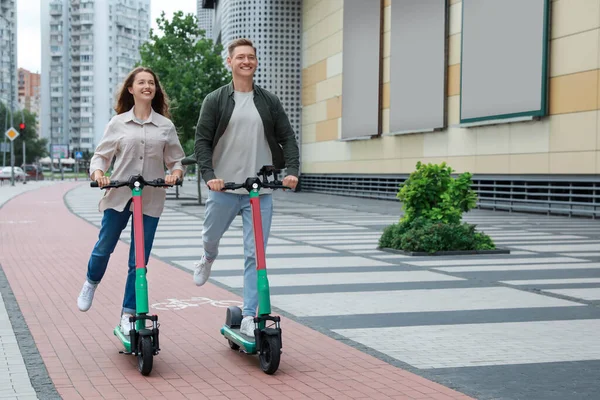 Pasangan Bahagia Mengendarai Skuter Tendang Listrik Modern Jalan Kota Ruang — Stok Foto