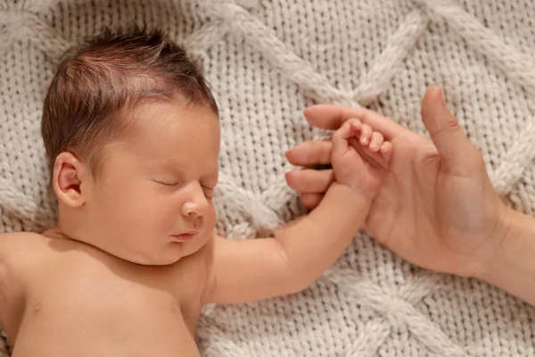 Mãe Com Seu Bebê Recém Nascido Cobertor Bege Vista Superior — Fotografia de Stock