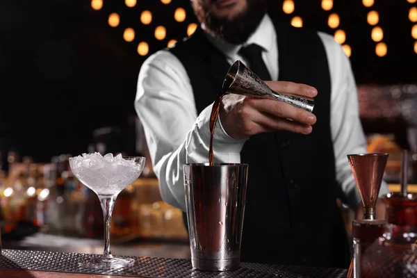 Barman Připravuje Čerstvý Alkoholický Koktejl Sklenici Martini Baru Detailní Záběr — Stock fotografie