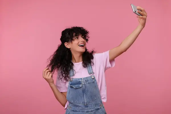 Όμορφη Νεαρή Γυναίκα Που Παίρνει Selfie Ροζ Φόντο — Φωτογραφία Αρχείου