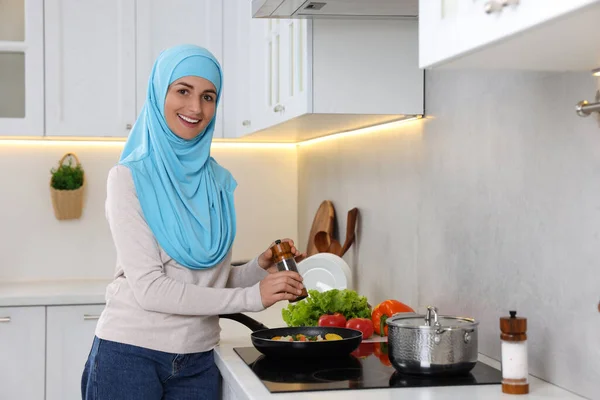 Muslimische Frau Kocht Gericht Pfanne Auf Herd Drinnen — Stockfoto