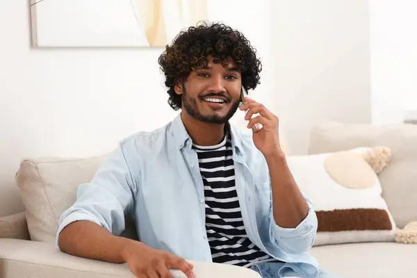 Guapo Sonriente Hombre Tomando Smartphone Habitación — Foto de Stock