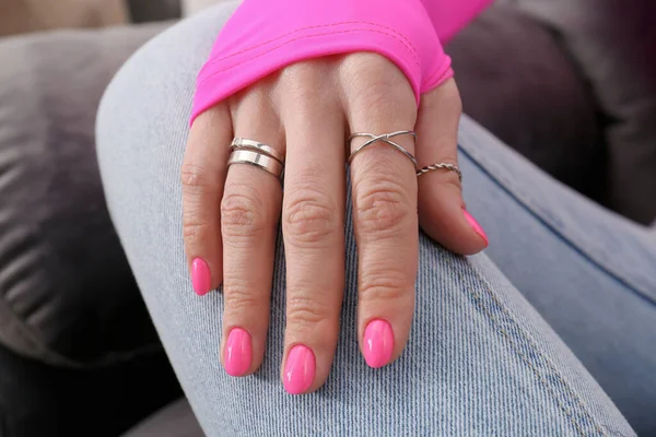 Γυναίκα Δείχνει Περιποιημένο Χέρι Ροζ Βερνίκι Νυχιών Closeup — Φωτογραφία Αρχείου