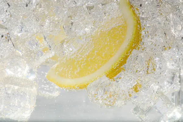 Saftige Zitronenscheibe Und Eiswürfel Sodawasser Auf Weißem Hintergrund Nahaufnahme — Stockfoto