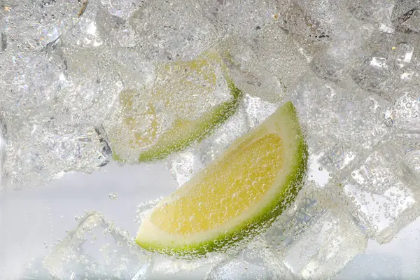 Juicy Lime Slices Ice Cubes Soda Water White Background Closeup — Stock Photo, Image
