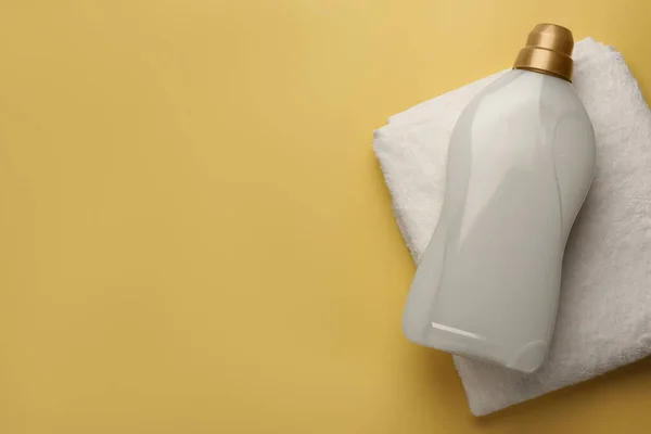 Μπουκαλάκι Μαλακτικό Υφάσματος Και Πετσέτα Terry Ανοιχτό Κίτρινο Φόντο Πάνω — Φωτογραφία Αρχείου