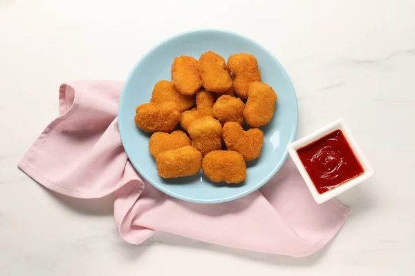 Ízletes Ketchup Csirkefalatok Márványasztalon Lapos Tojásrakás — Stock Fotó