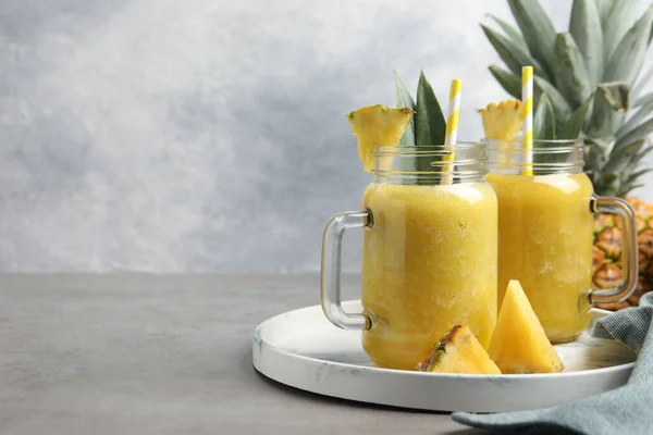 Chutný Ananasový Koktejl Plátky Ovoce Šedém Stole Mezera Pro Text — Stock fotografie