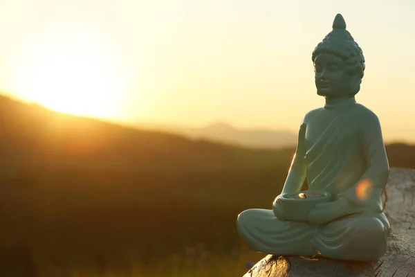 Декоративна Статуя Будди Палаючою Свічкою Колоді Горах Заході Сонця Простір — стокове фото