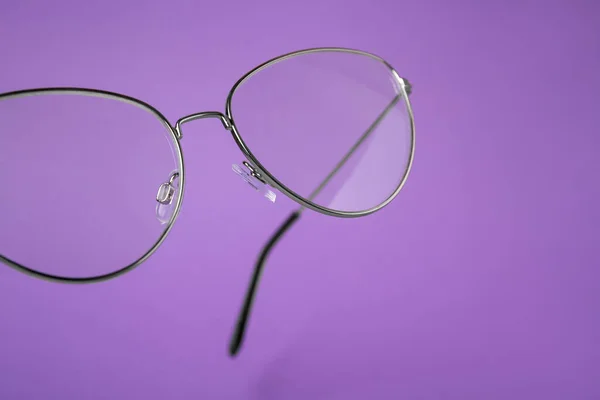 Stylowa Para Okularów Metalową Ramą Fioletowym Tle Zbliżenie — Zdjęcie stockowe