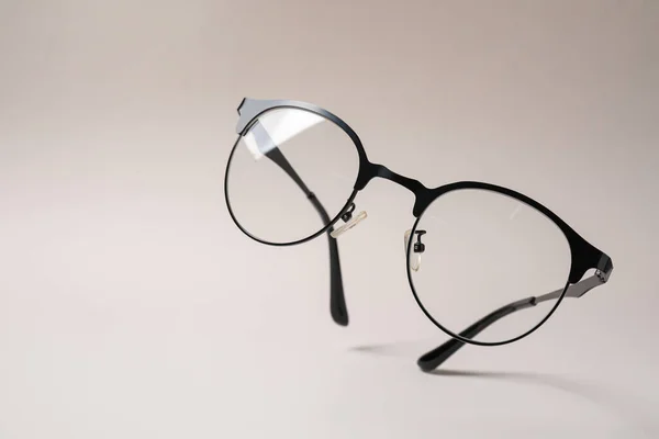 Bej Arka Planda Siyah Çerçeveli Şık Bir Gözlük Metin Için — Stok fotoğraf
