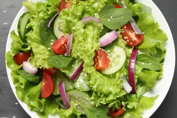 Köstlicher Salat Schale Auf Grauem Tisch Draufsicht — Stockfoto