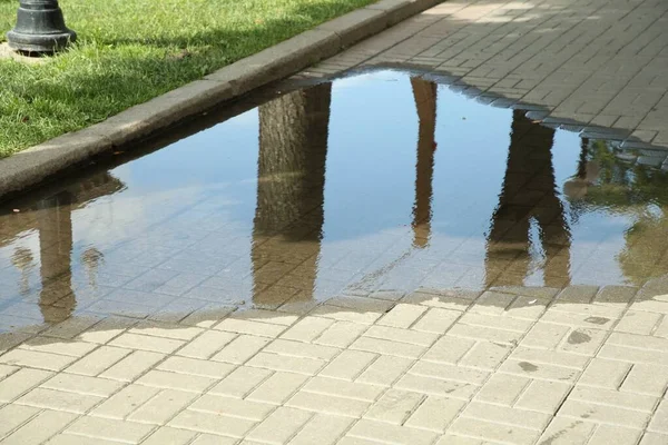 屋外の舗装された道の雨水のプール — ストック写真