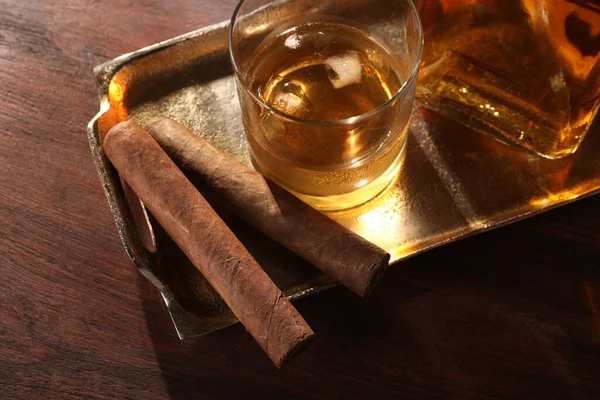 Tablett Mit Zigarren Und Whiskey Auf Holztisch Oben Blick — Stockfoto