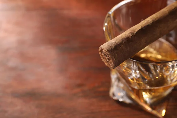 Vaso Whisky Cigarro Sobre Mesa Madera Primer Plano Espacio Para — Foto de Stock