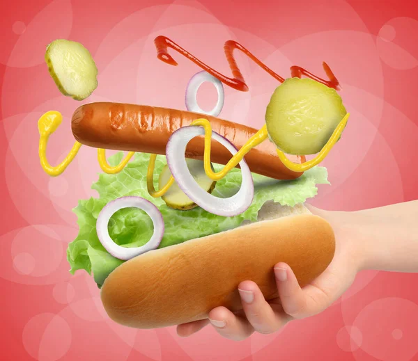 Frau Macht Hot Dog Auf Rotem Hintergrund Nahaufnahme Zutaten Schweben — Stockfoto