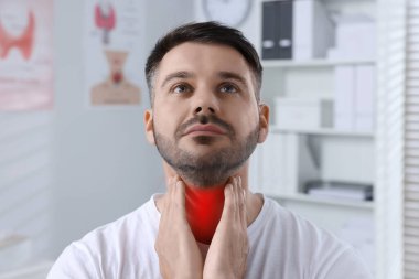 Endokrinoloğu klinikte ziyaret eden bir adam. Renk aksanı efekti