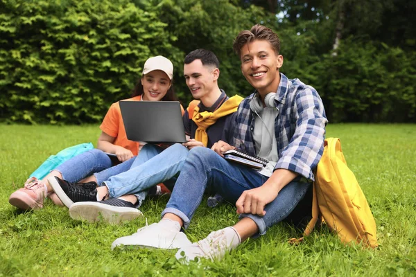 Ευτυχισμένοι Νέοι Μαθητές Μαθαίνουν Μαζί Στο Πράσινο Γρασίδι Στο Πάρκο — Φωτογραφία Αρχείου