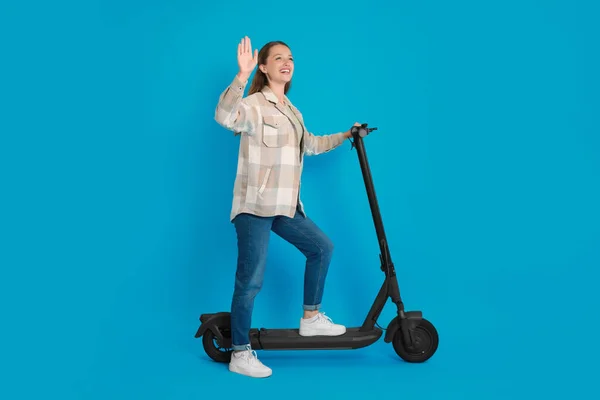 Щаслива Жінка Сучасним Електричним Скутером Світло Блакитному Фоні — стокове фото