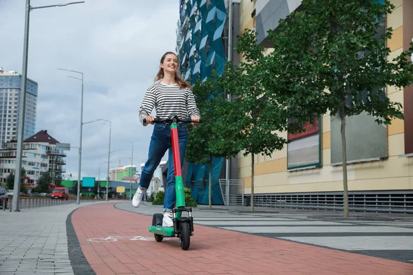 Gelukkig Vrouw Paardrijden Moderne Elektrische Kick Scooter Straat Ruimte Voor — Stockfoto