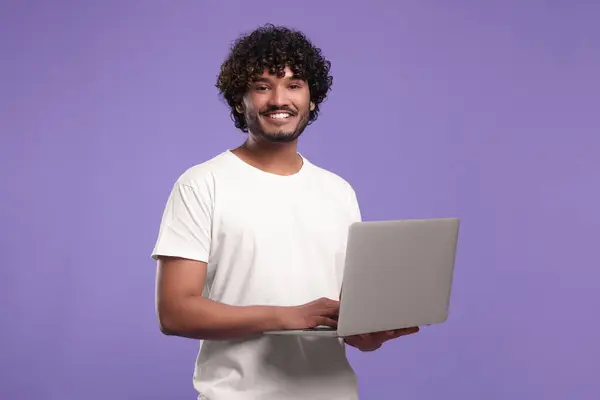 Hombre Sonriente Con Portátil Sobre Fondo Púrpura — Foto de Stock