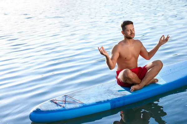 Mann Meditiert Auf Hellblauem Sup Board Auf Fluss — Stockfoto