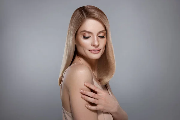 Portret Atrakcyjnej Kobiety Blond Włosami Szarym Tle — Zdjęcie stockowe