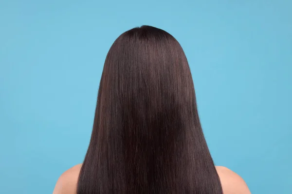 Žena Zdravými Vlasy Světle Modrém Pozadí Zadní Pohled — Stock fotografie