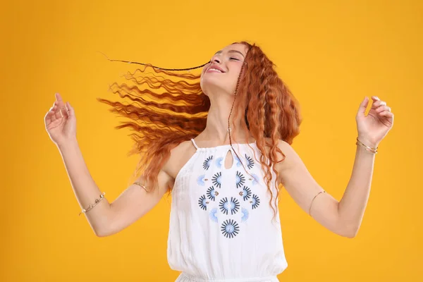 Hermosa Joven Hippie Mujer Bailando Sobre Fondo Naranja — Foto de Stock