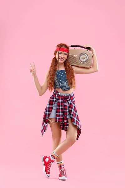 时髦的年轻嬉皮士女人 带着收音机 在粉色背景上显示V字形标志 — 图库照片