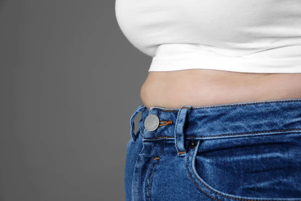 Overweight Woman Tight Shirt Jeans Grey Background Closeup Space Text — Stock Photo, Image