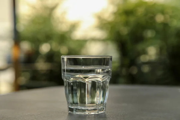 Glas Zoet Water Grijze Tafel Buiten — Stockfoto